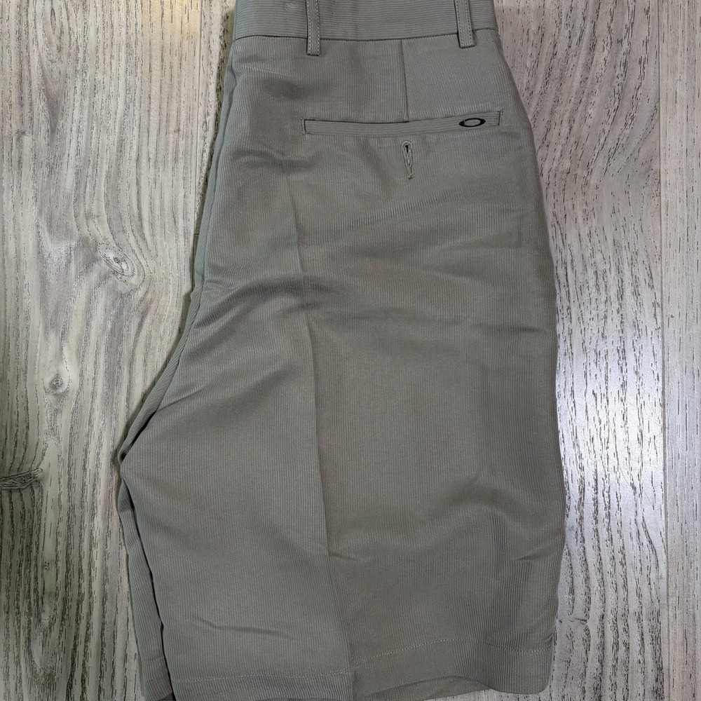 Oakley Shorts Mens 33  8" Tan Beige Chino Regular Fit Golf Casual Performance